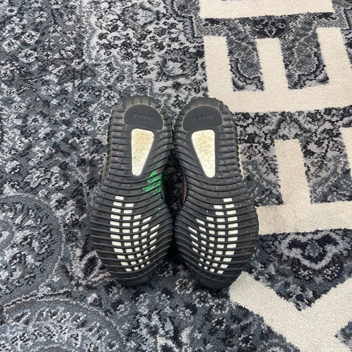 adidas Yeezy Boost 350 V2 Carbon Beluga - Image 4