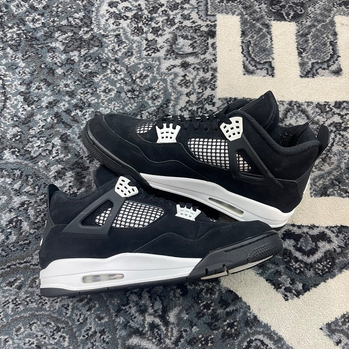 Jordan 4 Retro White Thunder (Size 13) (Lightly Worn)