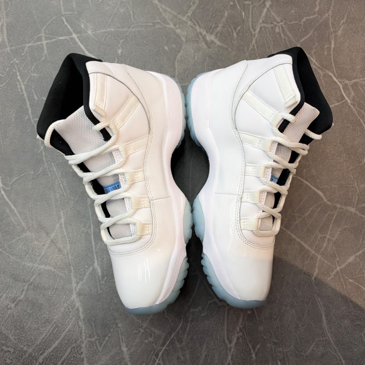 Jordan 11 Retro Legend Blue (2024) (Size 8) (Lightly Worn)
