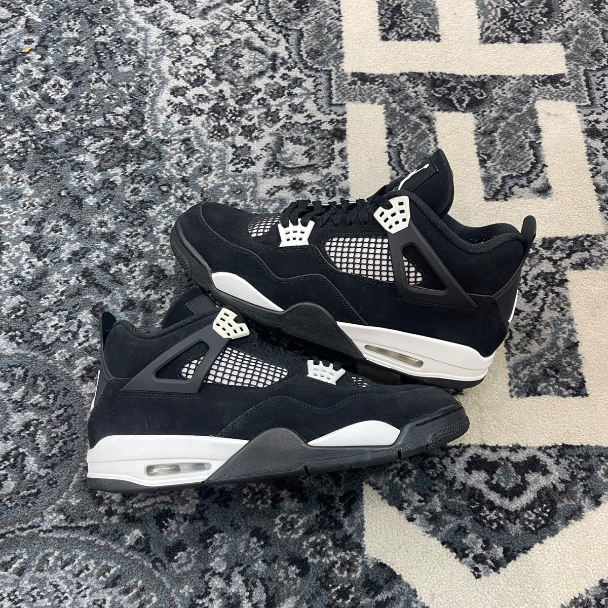 Jordan 4 Retro White Thunder (Size 13) (Lightly Worn)