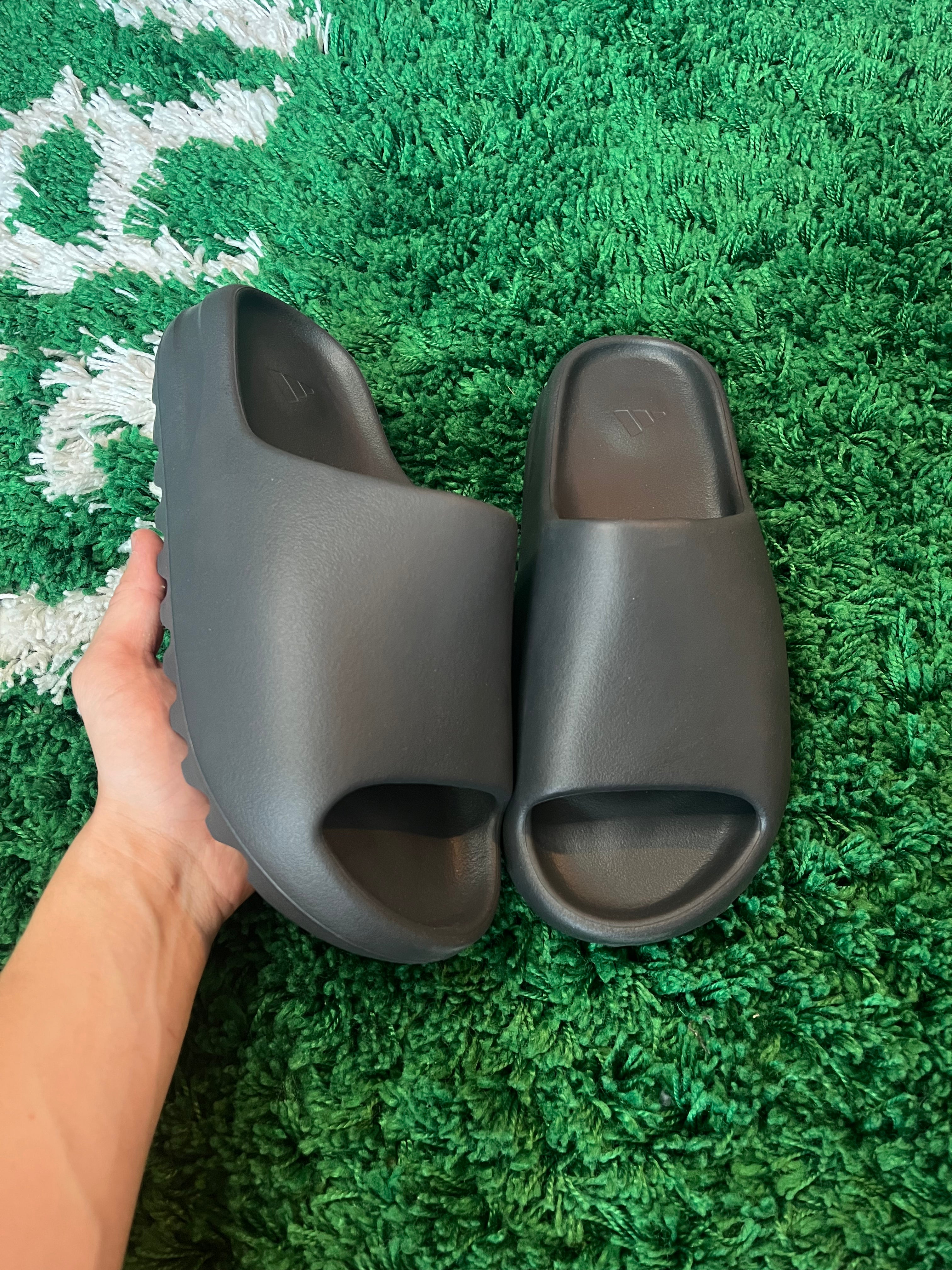 Yeezy Slide “Onyx”